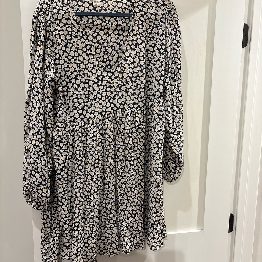 Billabong Black and Cream Floral V-Neck Babydoll Dress